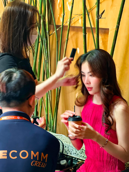 Cô cũng ghi điểm với khán giả bởi những khoảnh khắc làm việc vô cùng gần gũi