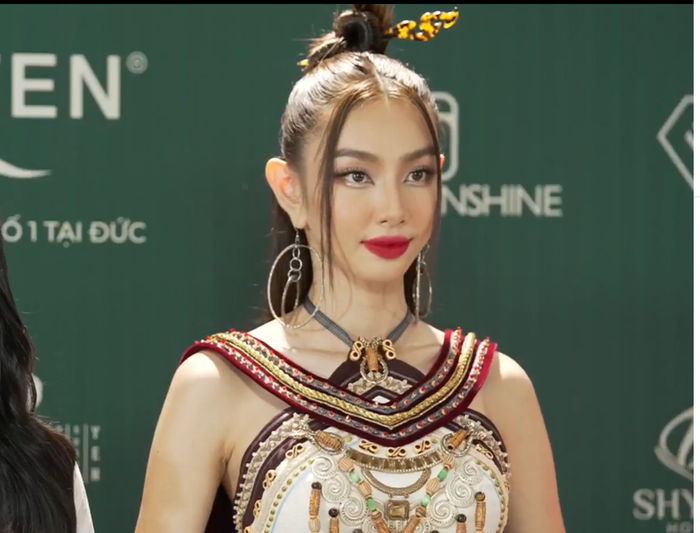 Miss Grand International tràn vào livestream đêm diễn National Cosutme: Tín hiệu vui cho sash Việt Ảnh 1