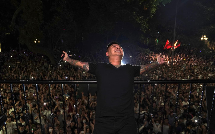 Tuấn Hưng tiếp tục tổ chức ca hát tại ban công sau khi bị 'sờ gáy', cẩn trọng căn dặn khán giả một điều? Ảnh 2