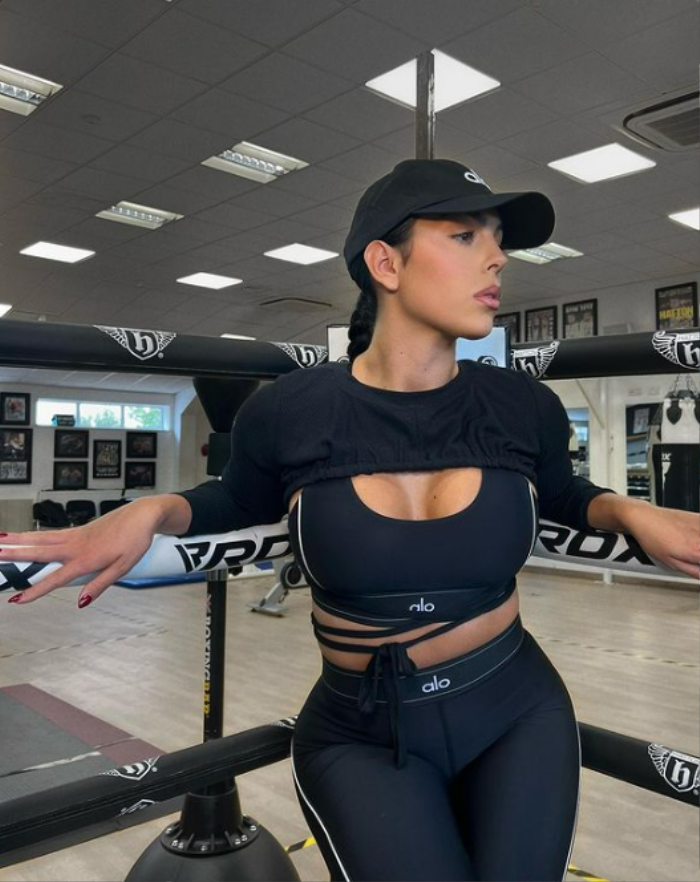 Ronaldo's girlfriend shows off her fiery figure in the gym Photo 1