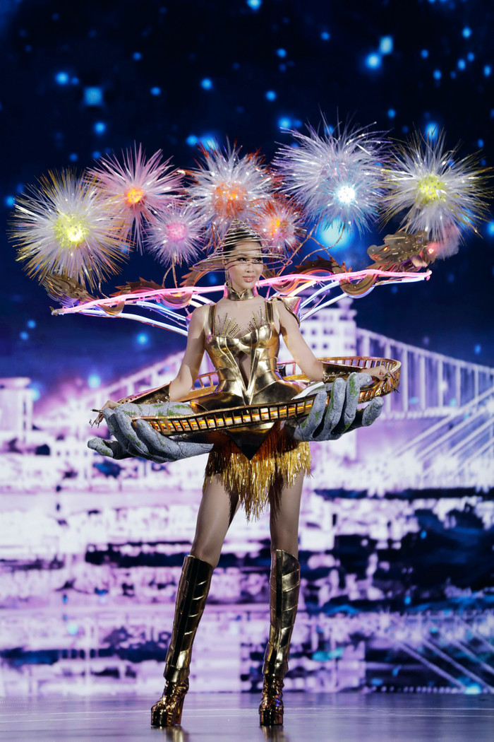 Nét đẹp của thành phố Đà Nẵng với những biểu tượng nổi tiếng cũng được mang lên sân khấu Miss Grand Vietnam 2022. 