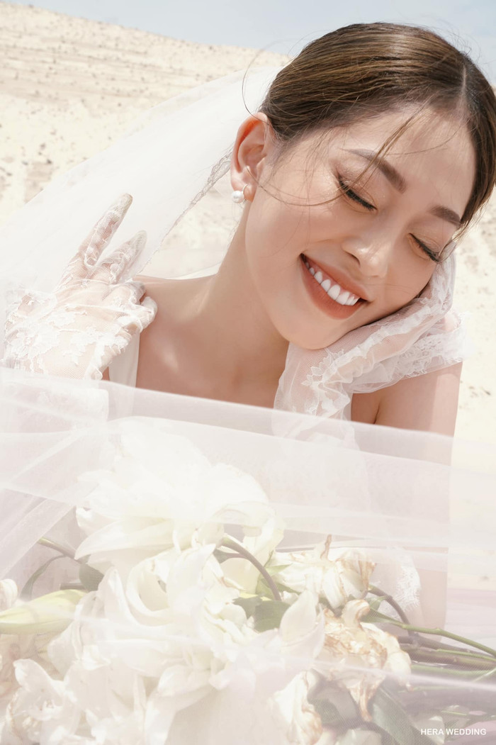 Nụ cười ngập tràn hạnh phúc của Phương Nga trong loạt ảnh cưới khiến nhiều người mê đắm