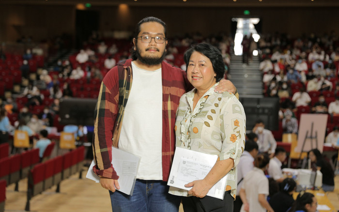 Mẹ 60 tuổi cùng con trai đỗ đại học cùng một trường, nhập học cùng ngày Ảnh 2