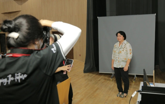 Bà Hương làm thủ tục nhập học. (Ảnh: Dân trí).