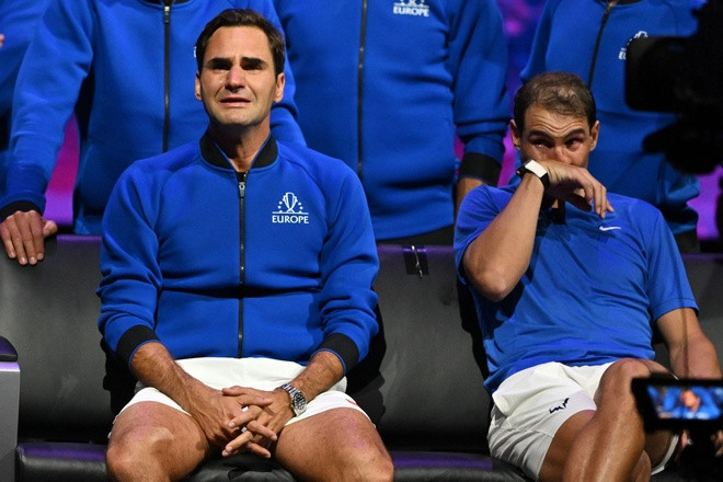 Sau trận đánh đôi với Roger Federer, Rafael Nadal bật khóc cùng huyền thoại người Thuỵ Sĩ. Một khoảnh khắc tôn vinh vẻ đẹp của thể thao, bởi cả hai từng là đối thủ lớn nhất của nhau. Những giọt nước mắt của Nadal khiến cho hàng triệu người hâm mộ trên thế giới xúc động, có thể nói chạm đến trái tim người xem. Ảnh: Reuters