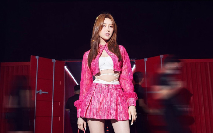 Dàn sao Việt đổ bộ thảm đỏ: Tiểu Vy mặc croptop khoe eo con kiến, Thúy Ngân diện nguyên cây hồng Ảnh 2