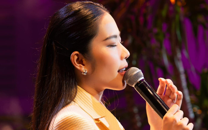 Đang hát mà bị mệt, Nam Em đưa luôn micro nhờ khán giả hát giúp Ảnh 2