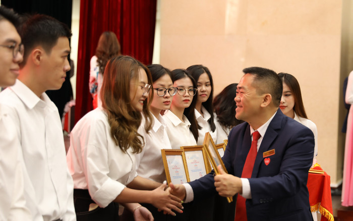 Sinh viên hào hứng với học bổng 'khủng' trước thềm năm học mới Ảnh 2