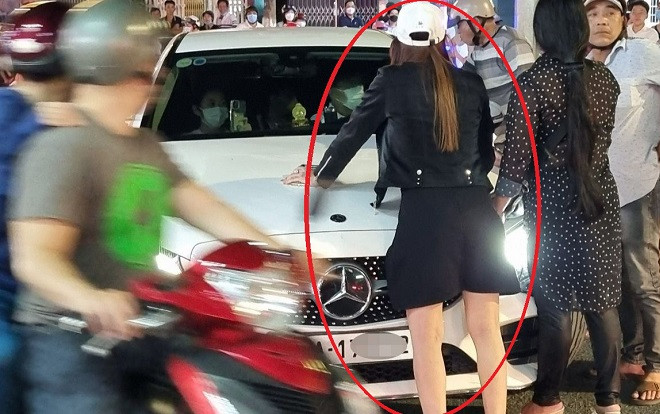 Người phụ nữ chặn đầu xe của cặp vợ chồng gây náo loạn đường phố, biết lý do ai cũng xót xa Ảnh 2