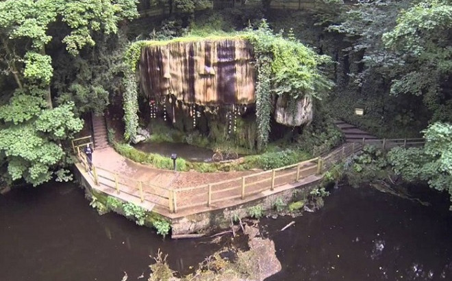 Vén màn bí ẩn về giếng nước quỷ ám có khả năng hóa đá vạn vật Ảnh 2