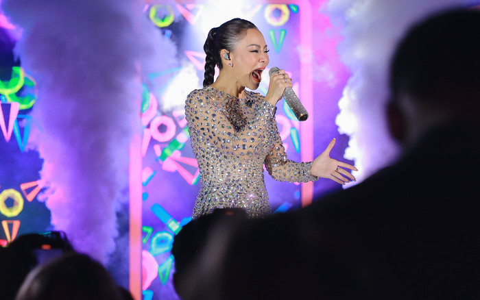 Vừa đón sinh nhật tuổi 45, Thu Minh tiếp tục 'quẩy banh nóc' với 'trai lạ' Ảnh 2