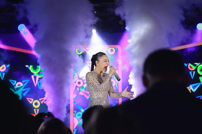 Thu Minh 'quẩy banh nóc' với 'trai lạ' -  DJ Wukong tại sự kiện của TikTok.