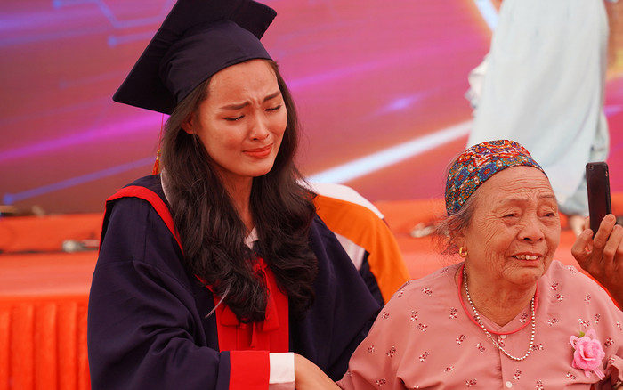 Bà nội 83 tuổi vượt gần 2000km dự lễ tốt nghiệp Đại học khiến cháu gái xúc động bật khóc nức nở Ảnh 2