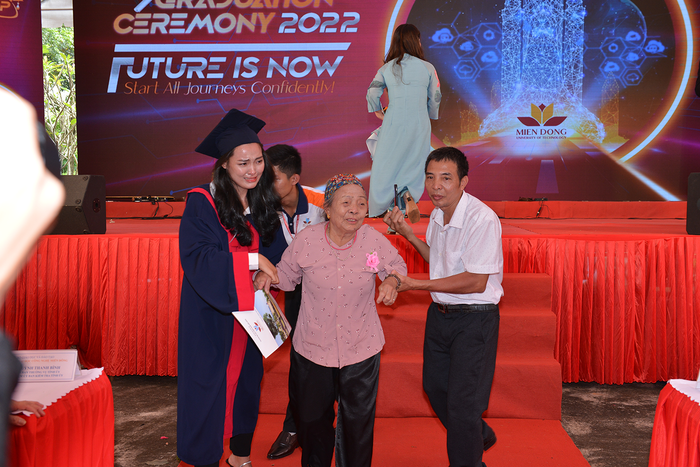 Bà nội 83 tuổi vượt gần 2000km dự lễ tốt nghiệp Đại học khiến cháu gái xúc động bật khóc nức nở Ảnh 2