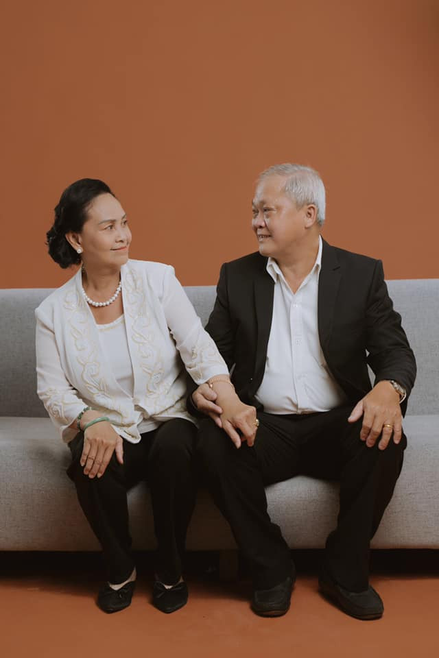 Hành động tình cảm của bố mẹ ruột nữ MC làm cho nhiều người vô cùng ngưỡng mộ