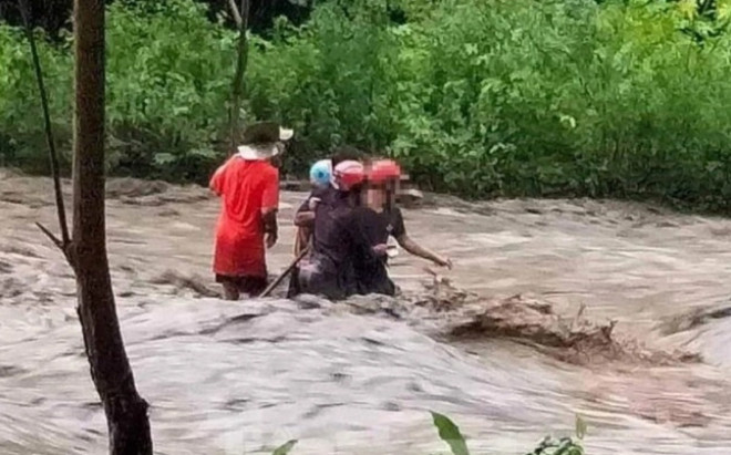 Xuyên đêm tìm người bị lũ cuốn trôi, không ngờ vị trí hiện tại của nạn nhân Ảnh 2