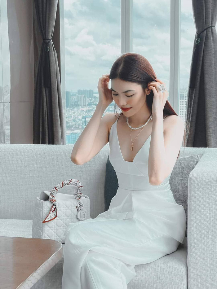 Siêu mẫu Lan Khuê khá trung thành với những màu son mang tông trầm như đỏ đậm.