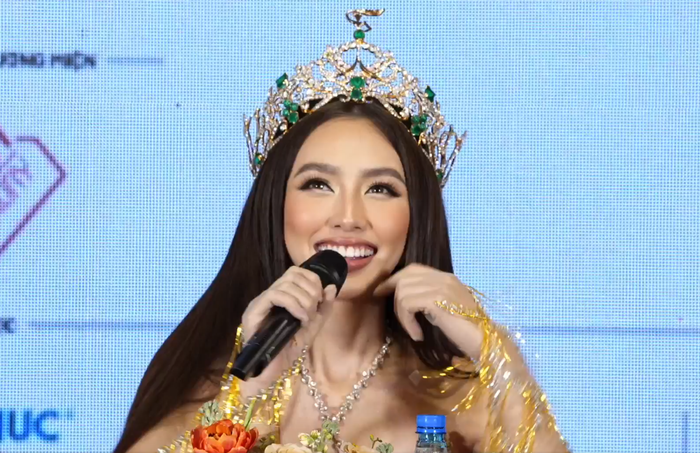 Điêu đứng trước vẻ đẹp của vương miện, Hoa hậu Thùy Tiên còn phải nói đùa rằng: 'Em có được đội thử không?'. 