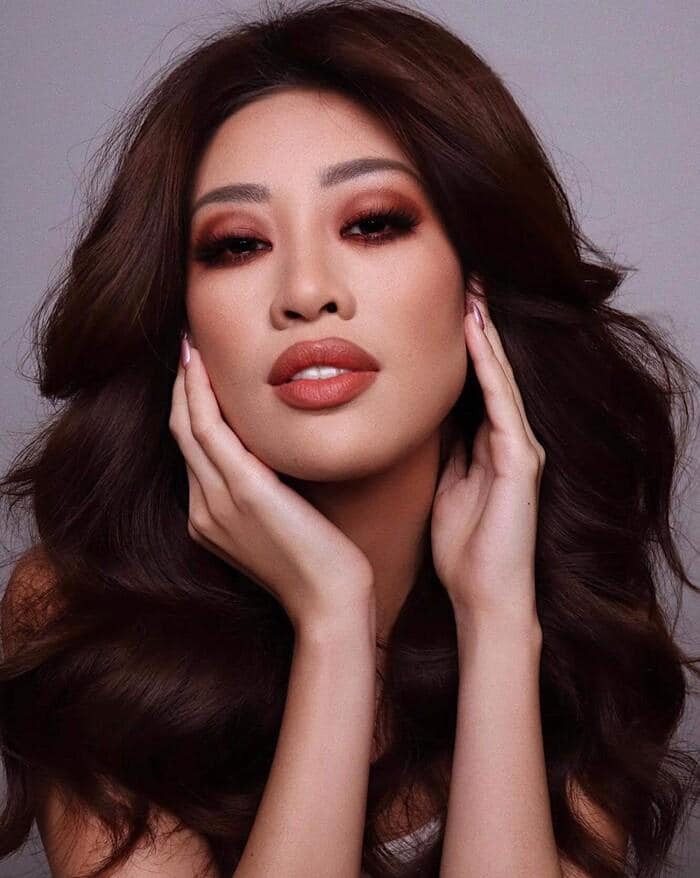 Khánh Vân đã có buổi làm việc, hợp tác cùng chuyên gia trang điểm nổi tiếng Hung Vanngo khi tham gia Miss Universe 2020. Tuy nhiên, layout này của cô khiến khán giả thất vọng toàn tập. Phần mắt bị tô quá đậm khiến cho đôi mắt gần như biến mất, kiểu tóc cũng làm cô già đi vài tuổi. Khán giả nhận xét rằng Khánh Vân để mặt mộc cũng xinh đẹp hơn khi trang điểm với layout này.