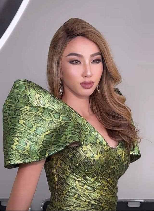 Layout này được bình chọn là layout xấu nhất của Thùy Tiên kể từ khi đăng quang Hoa hậu Hòa bình quốc tế. Ngoài mái tóc 'giả trân', phần lông mày cũng bị vẽ quá lố khiến cho đôi mắt trông nhỏ hơn bình thường. Một vài ý kiến cho rằng layout này của Thùy Tiên làm cô giống như vừa... chuyển giới.