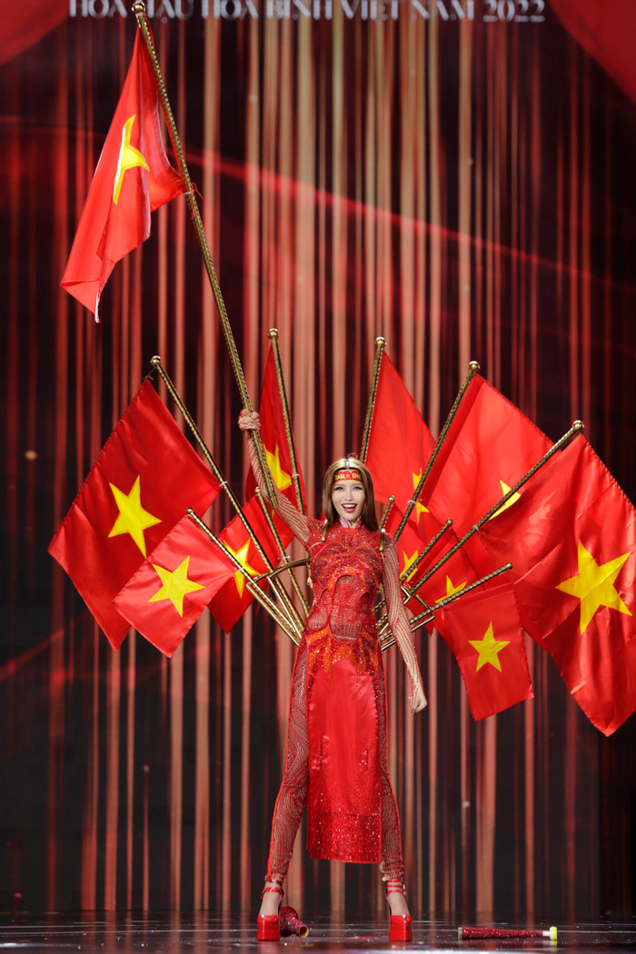 Mặc dù đây là thiết kế không có gì cầu kì nhưng lại khá hừng hực khí thế, niềm tin chiến thắng khi lồng ghép hình ảnh cờ đỏ sao vàng vào trang phục. 