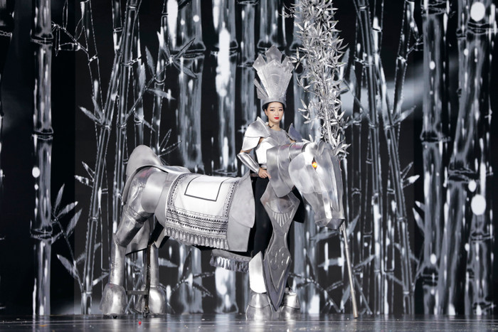 Đây là lần đầu tiên tại một cuộc thi sắc đẹp trong nước các NTK trẻ dám đưa hình tượng Thánh Gióng cưỡi ngựa đi trấn an bên giới vào câu chuyện của thời trang. 