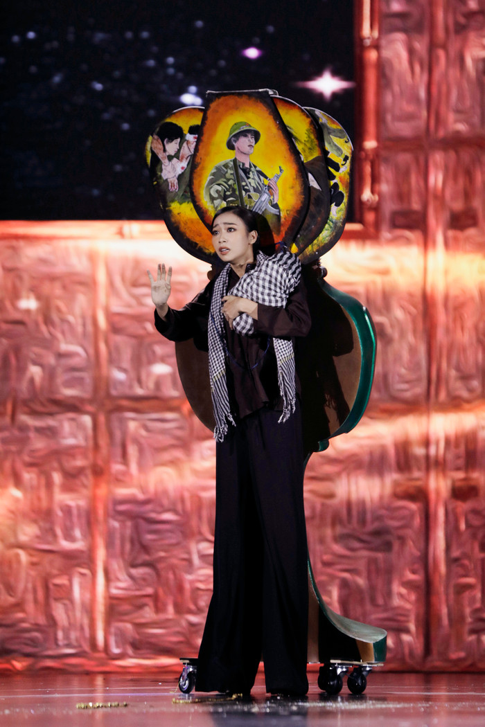 Thiết kế lấy được nhiều nước mắt của fan sắc đẹp nhất tại đêm diễn vừa qua. 