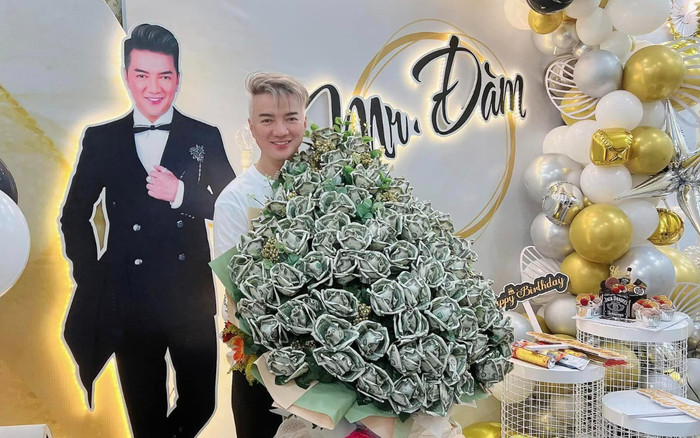 Đàm Vĩnh Hưng được người hâm mộ 'chơi lớn' tặng 'hoa đồng tiền' bằng đô la trước thềm sinh nhật Ảnh 2