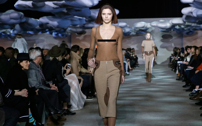 Kendall Jenner tự tin mặc đồ xuyên thấu, khoe nhũ hoa trong lần đầu đi catwalk Ảnh 2