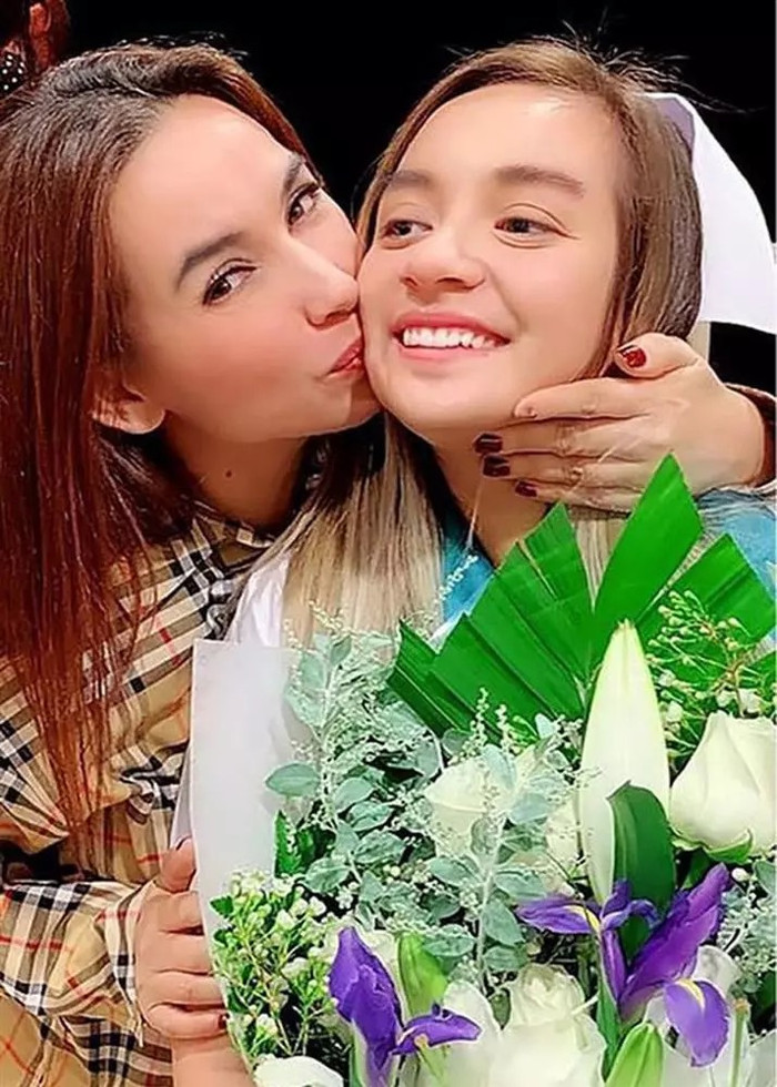 Wendy Phạm hạnh phúc thông báo đã phát hành cuốn sách tiểu sử của Phi Nhung bằng tiếng Anh.