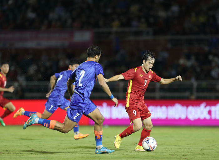 Văn Toàn được thay vào sân ở hiệp 2 trận đấu giữa Việt Nam và Ấn Độ. Ảnh: Anh Đồng