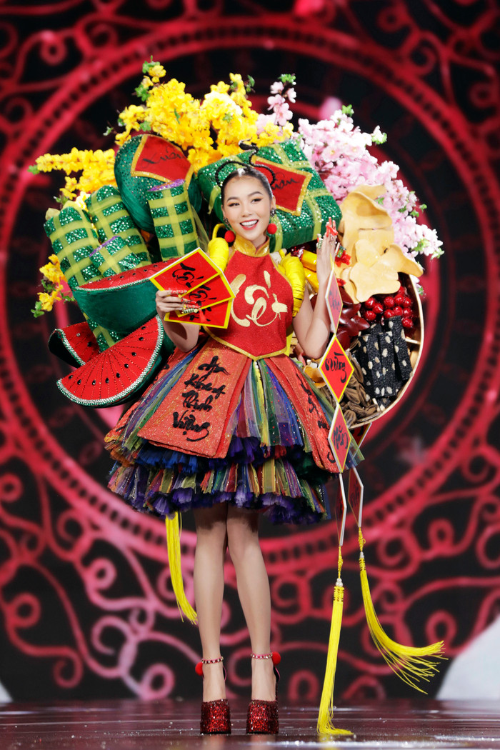 Thiết kế Tết Cổ Truyền tái hiện đầy đủ những 'gia vị' của ngày Tết truyền thống của Việt Nam: Hoa mai, hoa đàn, bánh chưng, bánh tét đều là hương vị của người dân mỗi khi tết đến xuân về. 