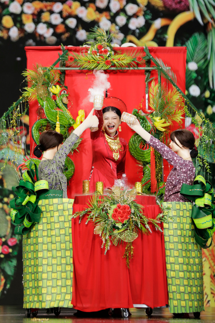 'Best hiệu ứng' trong đêm thi National Costume chắc chắn sẽ thuộc về bộ trang phục 'chén chú chén anh'. Một thiết kế nhuốm đỏ cả sân khấu và có yếu tố bất ngờ rất thú vị. 