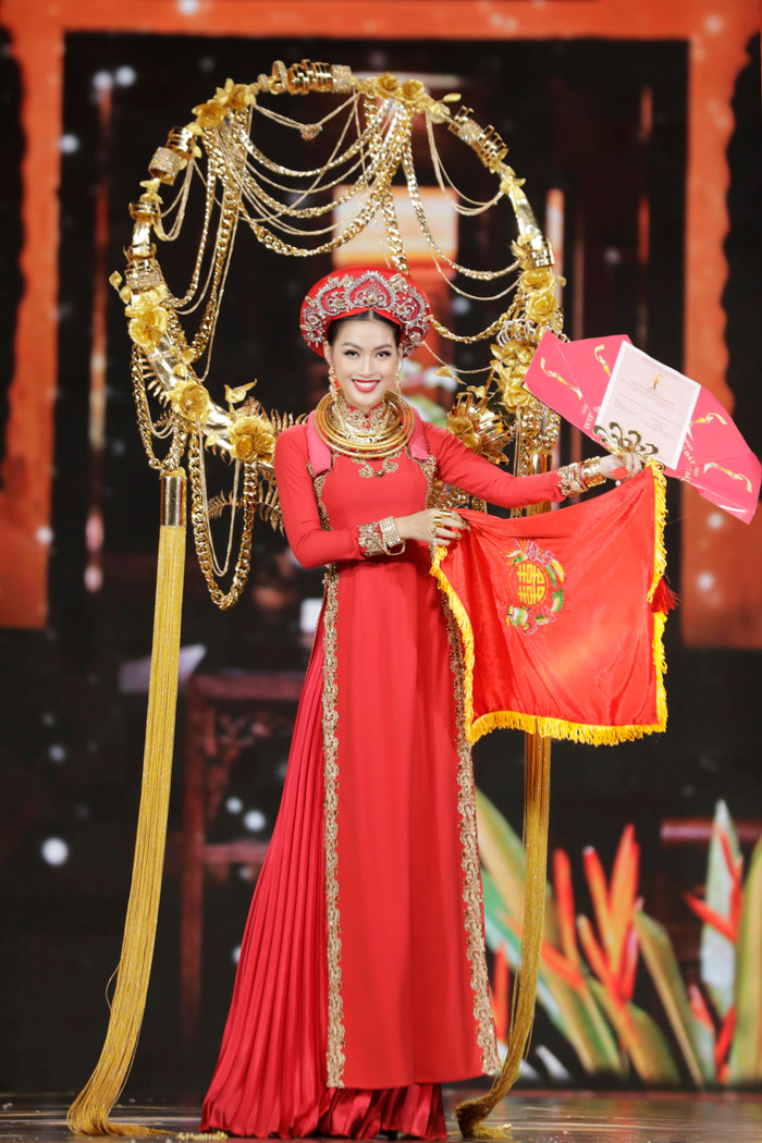 Câu chuyên của hồi môn được lồng ghép bằng câu chuyện thời trang cũng là một điểm nhấn đột phát về ý tưởng. 