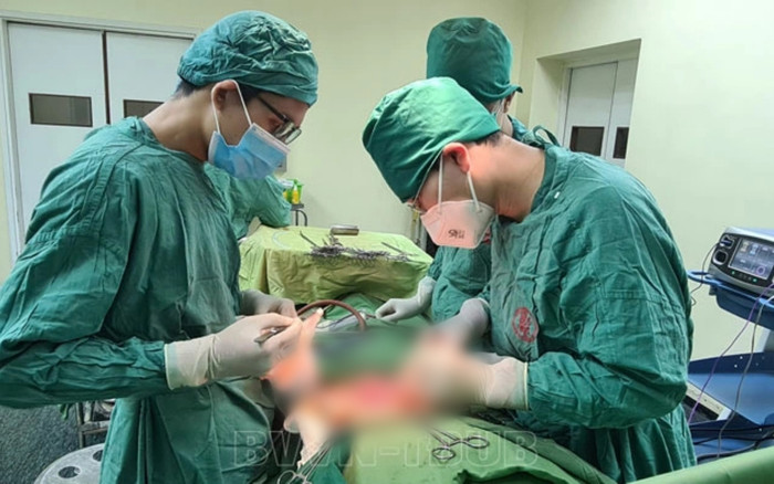 Sản phụ sốc mất máu do vỡ khối chửa ngài tử cung được cứu sống Ảnh 2