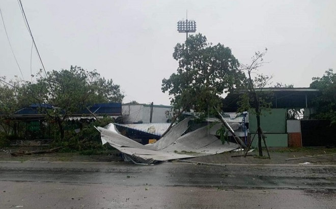 Thiệt hại ban đầu do bão số 4 gây ra cho miền Trung: nhà tốc mái, mất điện diện rộng Ảnh 2