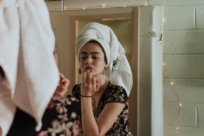 Dưỡng ẩm cho da đầy đủ và đừng quên dưỡng ẩm cho môi tránh tình trạng thô ráp và bong tróc. Nguồn ảnh: unsplash.