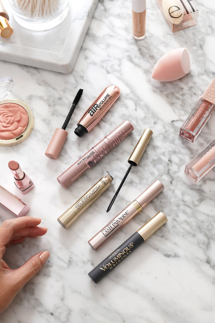 Waterproof mascara là sản phẩm được săn đóng nhiều nhất trong mùa mưa bão. Nguồn ảnh: The Beauty Look Book.