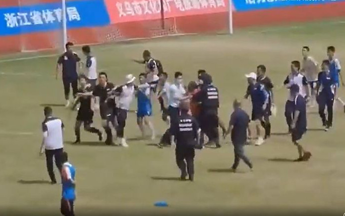 Trọng tài Trung Quốc bị cả đội đánh Ảnh 2