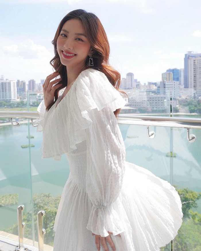 Là trong những thiết kế thanh thuần mang tên Keva Dress tới từ thương hiệu Iconic Studios. Keva Dress tạo điểm nhấn vô cùng đặc biệt ở chi tiết eo được xếp ly bằng tay tỉ mỉ giúp tôn lên đường cong quyến rũ của người phụ nữ. Chất liệu Tussah Silk được xử lý lạ mắt tạo nên sự bồng bềnh đem lại cả giác mềm mại và dễ chịu khi mặc.