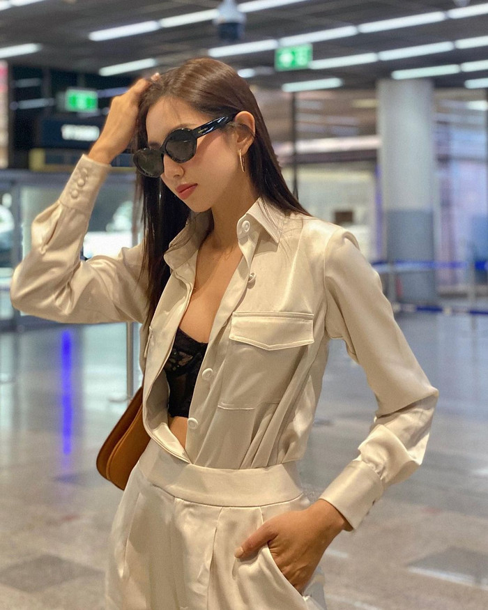 Diện bản phối đan xen giữa khí chất sang trọng và phong thái tự tin, Hoa hậu Nguyễn Thúc Thuỳ Tiên ngập tràn cảm hứng xinh đẹp với outfit gồm: Amory Top x Amory Pants từ WHITE PLAN. 