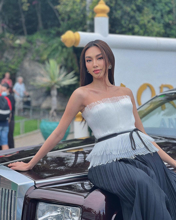 Thùy Tiên thanh lịch trong Ivan Top và Black Tiny Skirt đến từ thương hiệu White Plan. Outfits là bản phối tiệm cận đầy khoáng đạt, khơi gợi tinh thần duy mĩ trong như một quý cô nước Pháp. Điểm nổi bật của trang phục chính là thiết kế áo cúp xếp ly được xử lí kéo sợi ở line hết sức kĩ càng. 