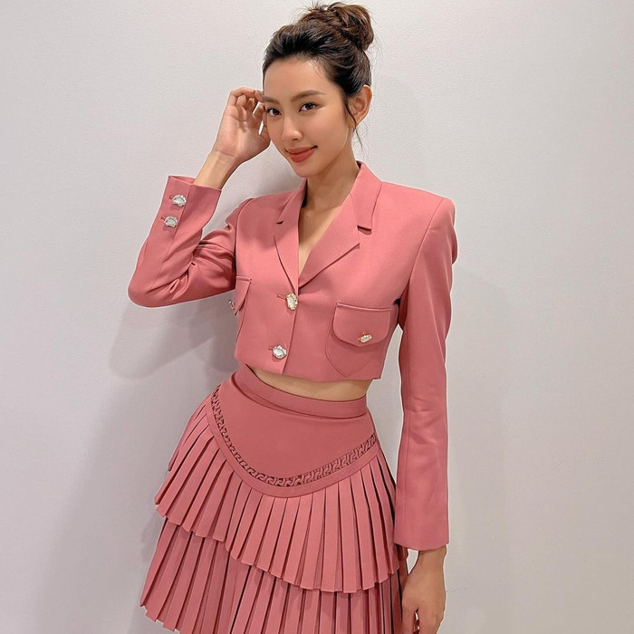 Hoa hậu Thùy Tiên ngọt ngào trong chân váy xếp ly và blazer Tourmaline đến từ thương hiêu Dear José.