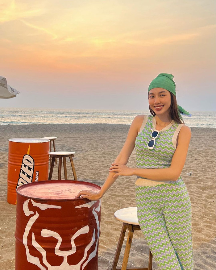 Nàng hậu dạo biển trong set đồ đơn giản màu xanh tím với khăn turban đội đầu cùng màu, nhưng vẫn nổi bật nhờ thần thái luôn rạng ngời. 