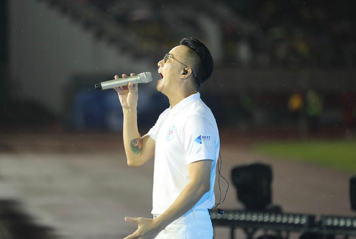 Hoàng Bách là gương mặt quen thuộc trong các trận đấu bóng đá từ thiện.