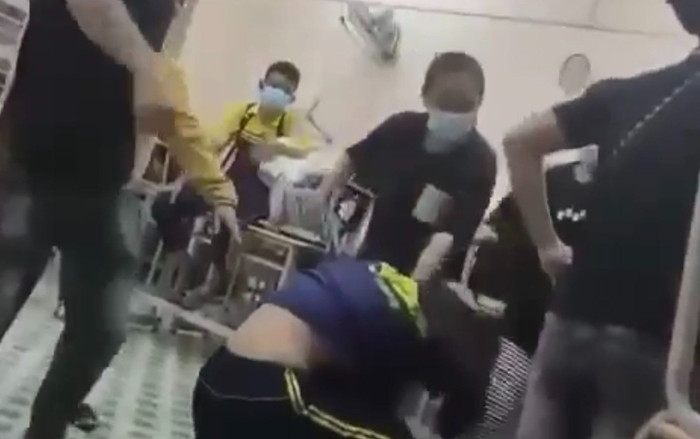 Truy xét nhóm người xông vào trường đánh 2 nữ sinh gần 10 phút Ảnh 2