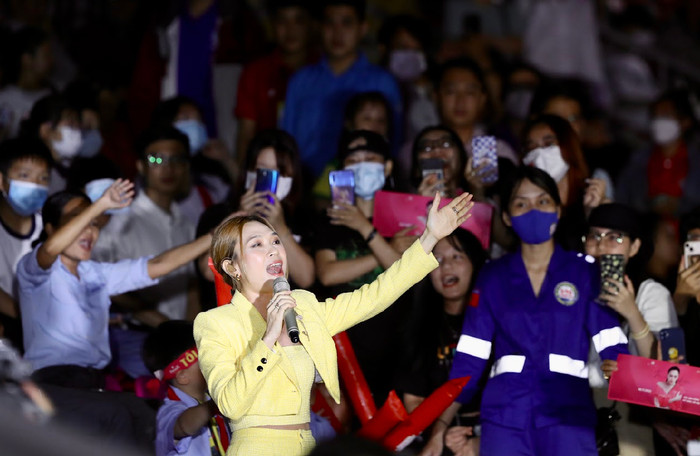 Mỹ Tâm hát trước trận đấu giữa đội ngôi sao Việt Nam và Dortmund.