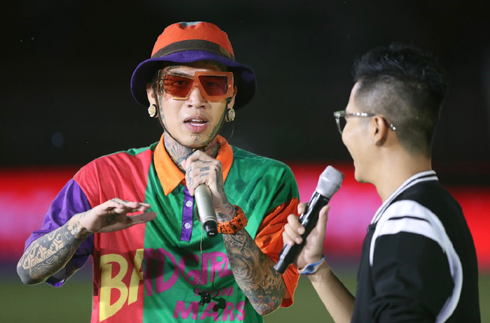 Dế choắt cũng góp vui cho trận đấu đầy ngôi sao.