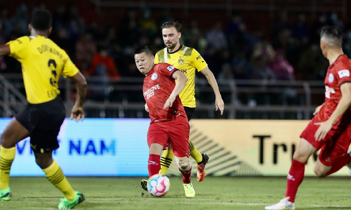 Cựu thần đồng Văn Quyến đá cặp với Công Vinh trên hàng công.