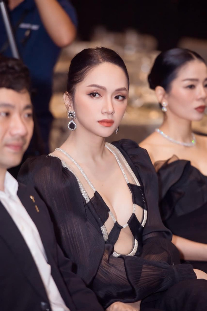 Cho đến thời điểm hiện tại, đông đảo người hâm mộ đều hy vọng Hương Giang luôn khỏe mạnh và không ngừng theo đuổi niềm đam mê với nghệ thuật. Đồng thời khán giả mong muốn nữ ca sĩ sẽ sớm tìm được 'nửa kia' phù hợp trong một ngày gần nhất